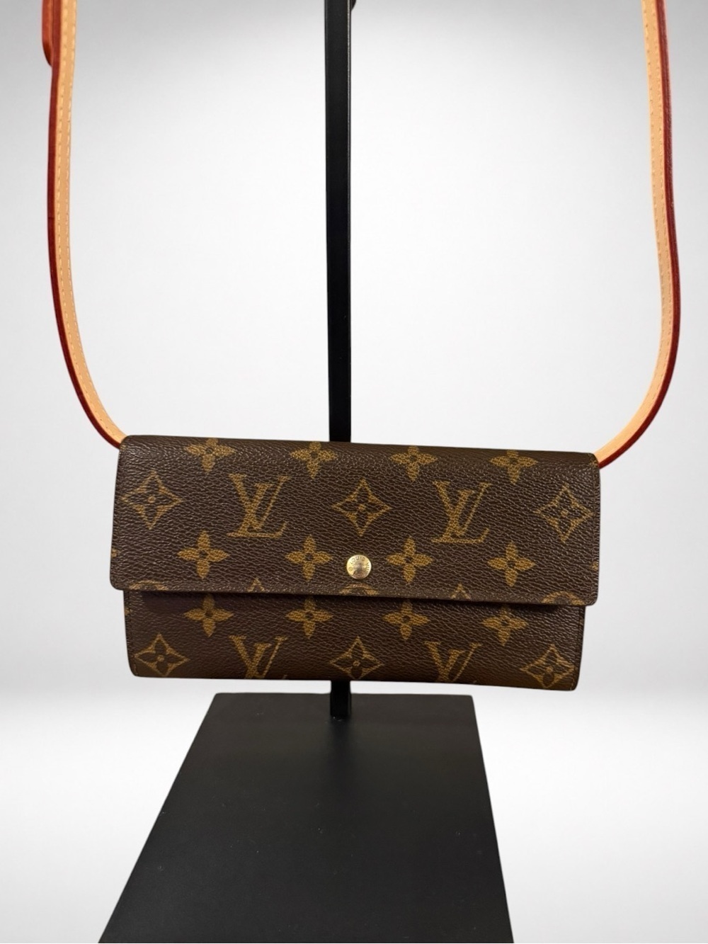 Louis Vuitton Authentic Sarah Wallet Monogram Crossbody Bag